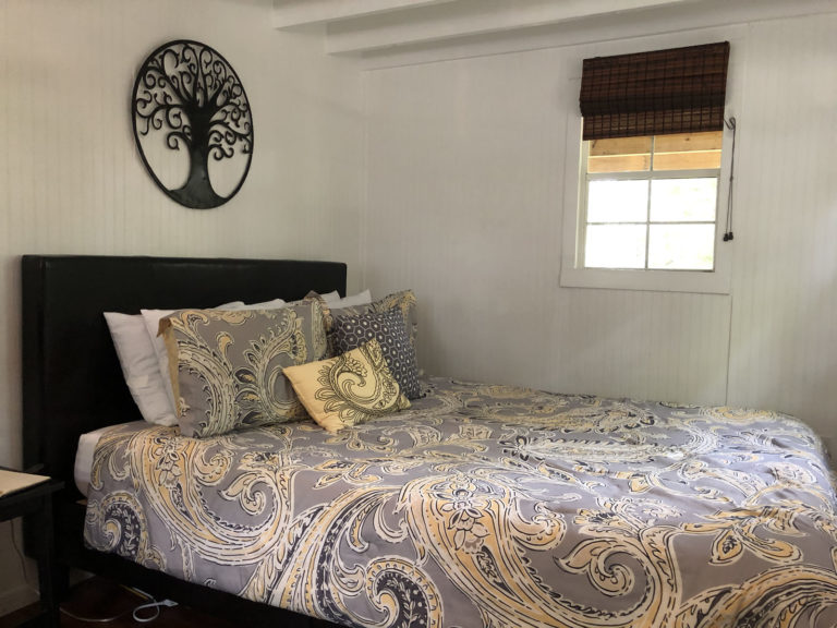 cabin queen bed 768x576