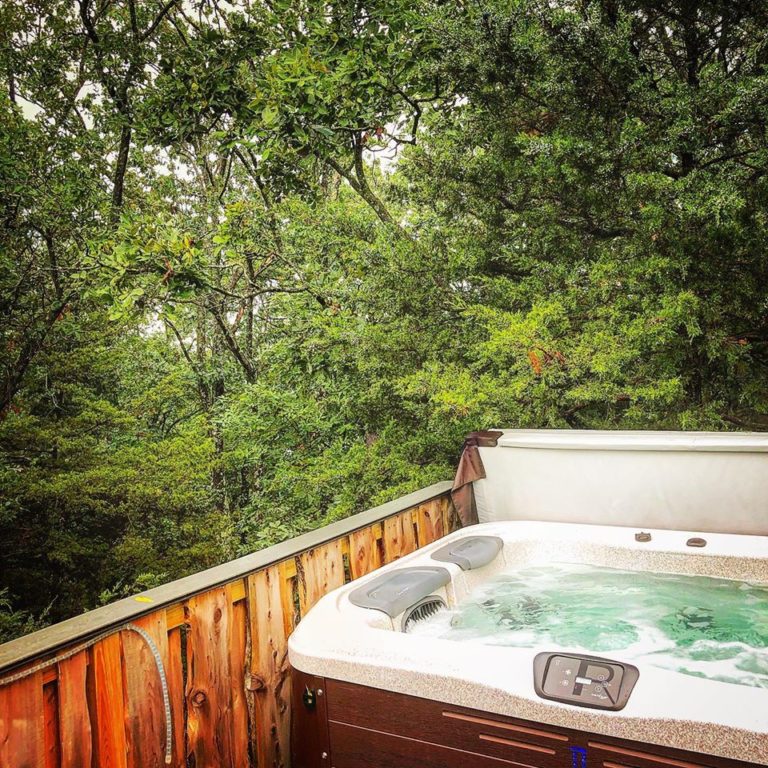hot tub in cabin 768x768
