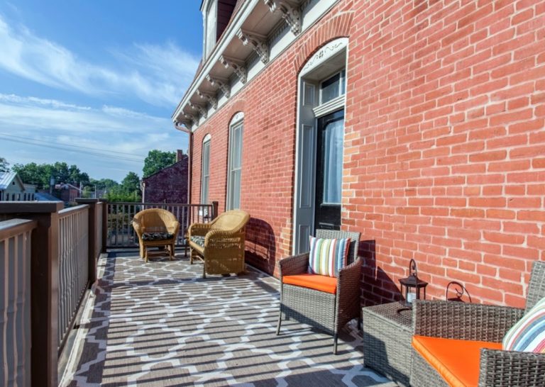 main street inn balcony2 768x546
