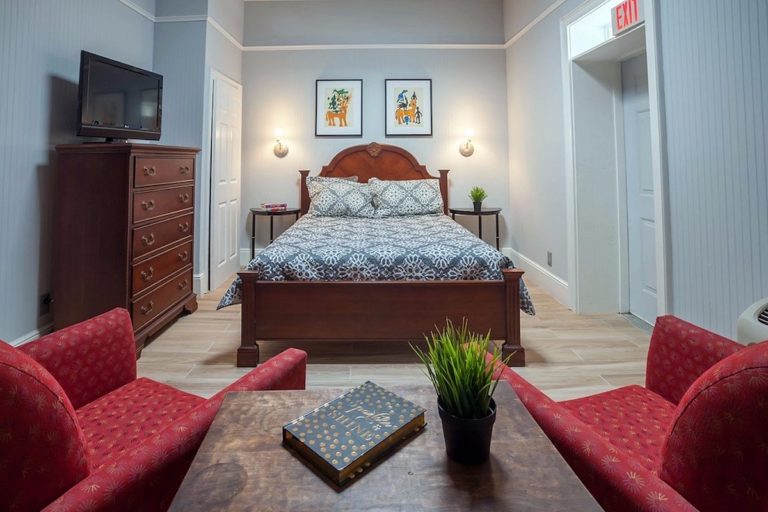 main street inn bedroom1 768x512