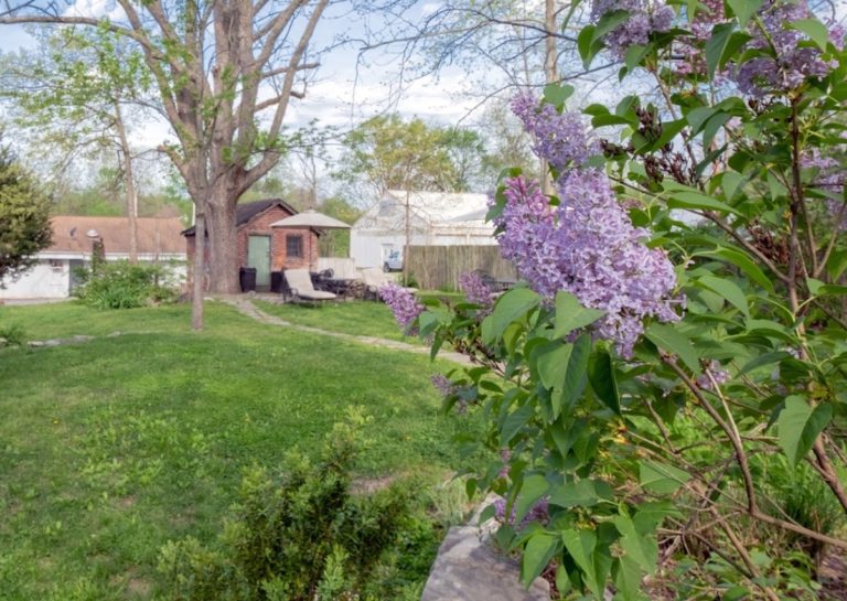 main street inn garden2 768x545