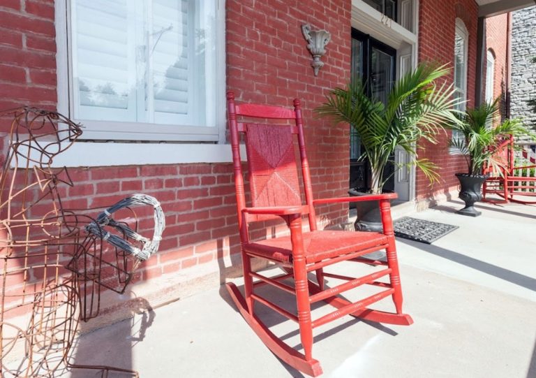 main street inn porch2 768x541